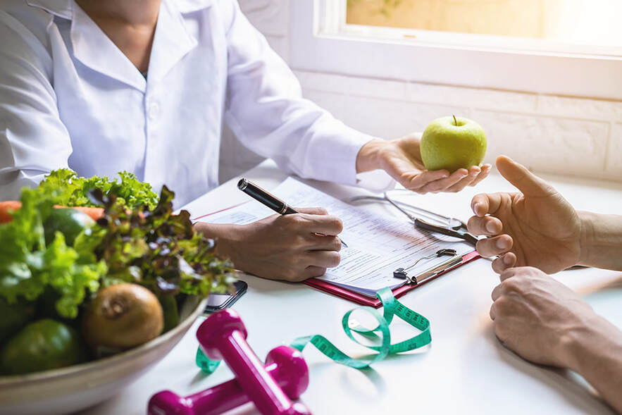 clinical dietitian doing a consultation for a client